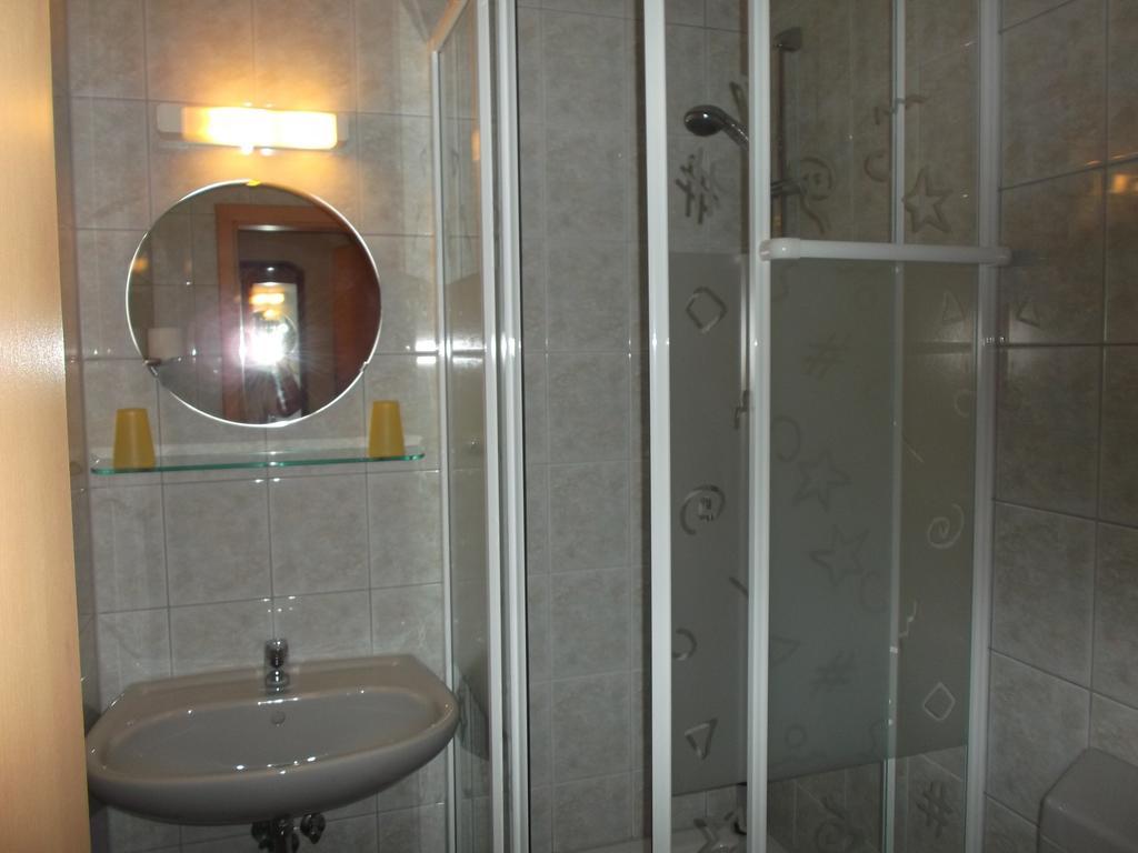 Gasthof Lindenkrug Broderstorf Buitenkant foto